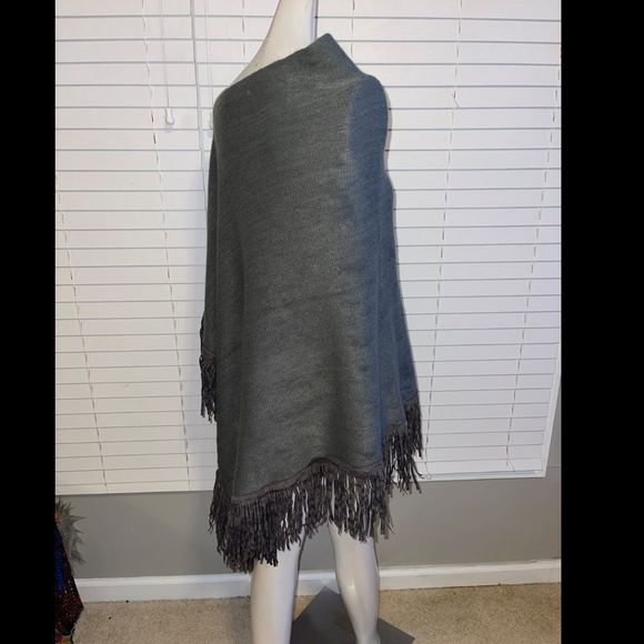 LA FIORENTINA SOFT PONCHO WITH FAUX SUEDE FRINGE GRAY CF11DX0R7N9  🔥🔥🔥 SALE - Picture 6 of 7